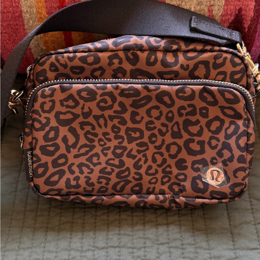 NWT Lululemon Everywhere Crossbody Bag 2L Leopard Gold Hardware - Picture 5 of 6